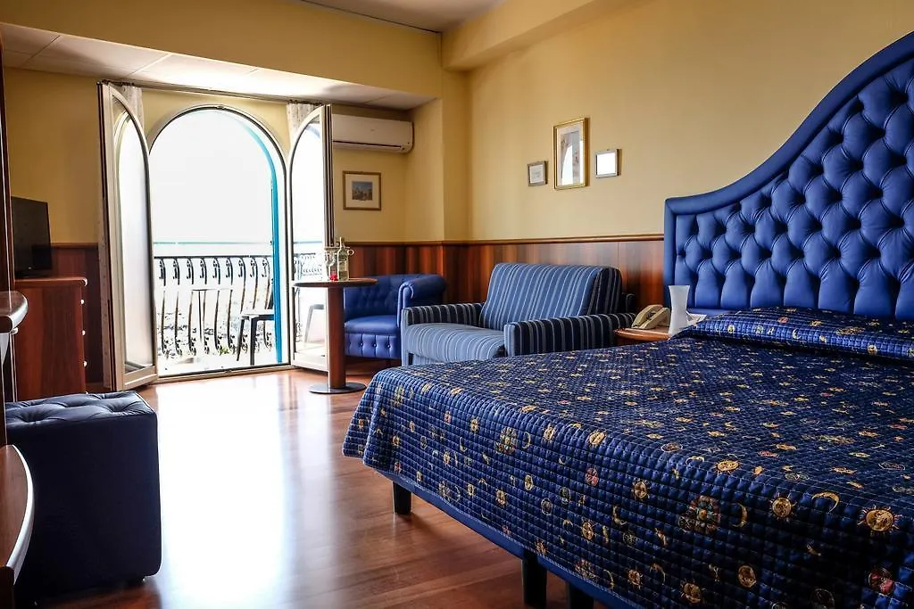 Hotel Nike Giardini Naxos 4*,